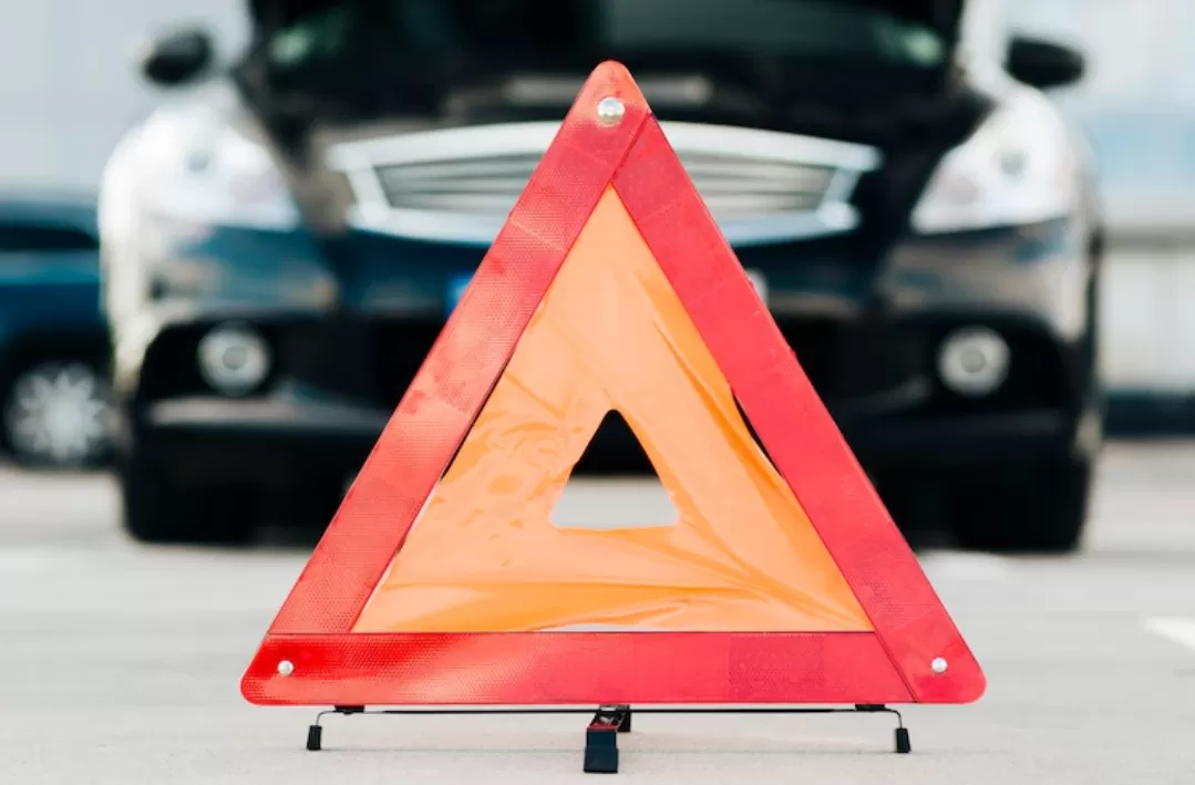 Segitiga pengaman diletakkan saat mobil mogok sebagai tanda peringatan bagi pengendara lain.(Foto: Freepik)