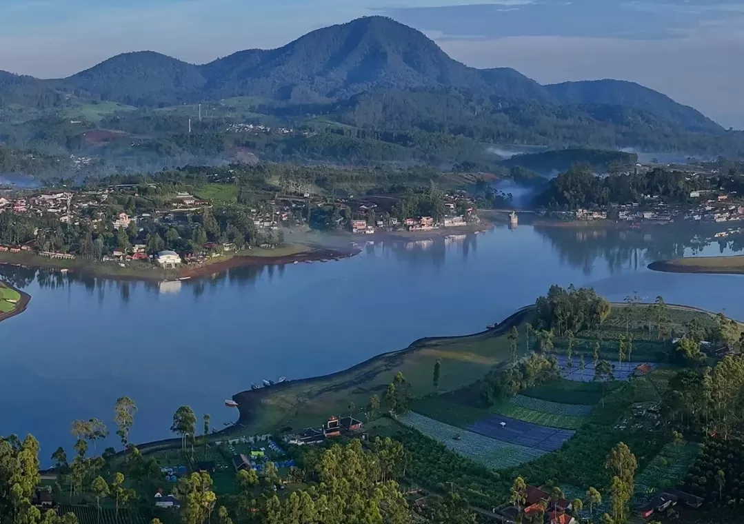 Nampak dari atas keindahan alam situ Cileunca. (Foto: Instagram @situcileuncaofficial)