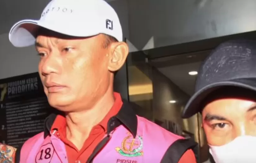 Muhammad Arif Nuryanta saat digelandang petugas. (Foto: tangkapan layar Instagram @fakta.indo)