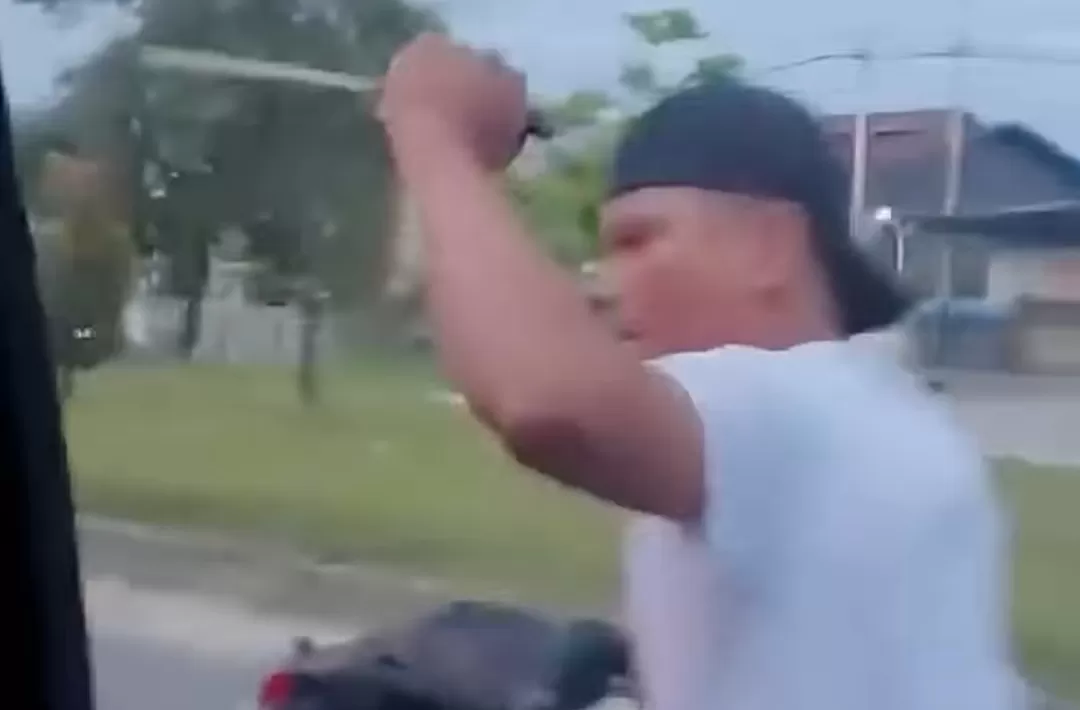 Yohanes Bau berhasil diamankan polisi usai merusak mobil dengan pisau di Jalan Soekarno Hatta.(Foto: Instagram @fakta.indo)