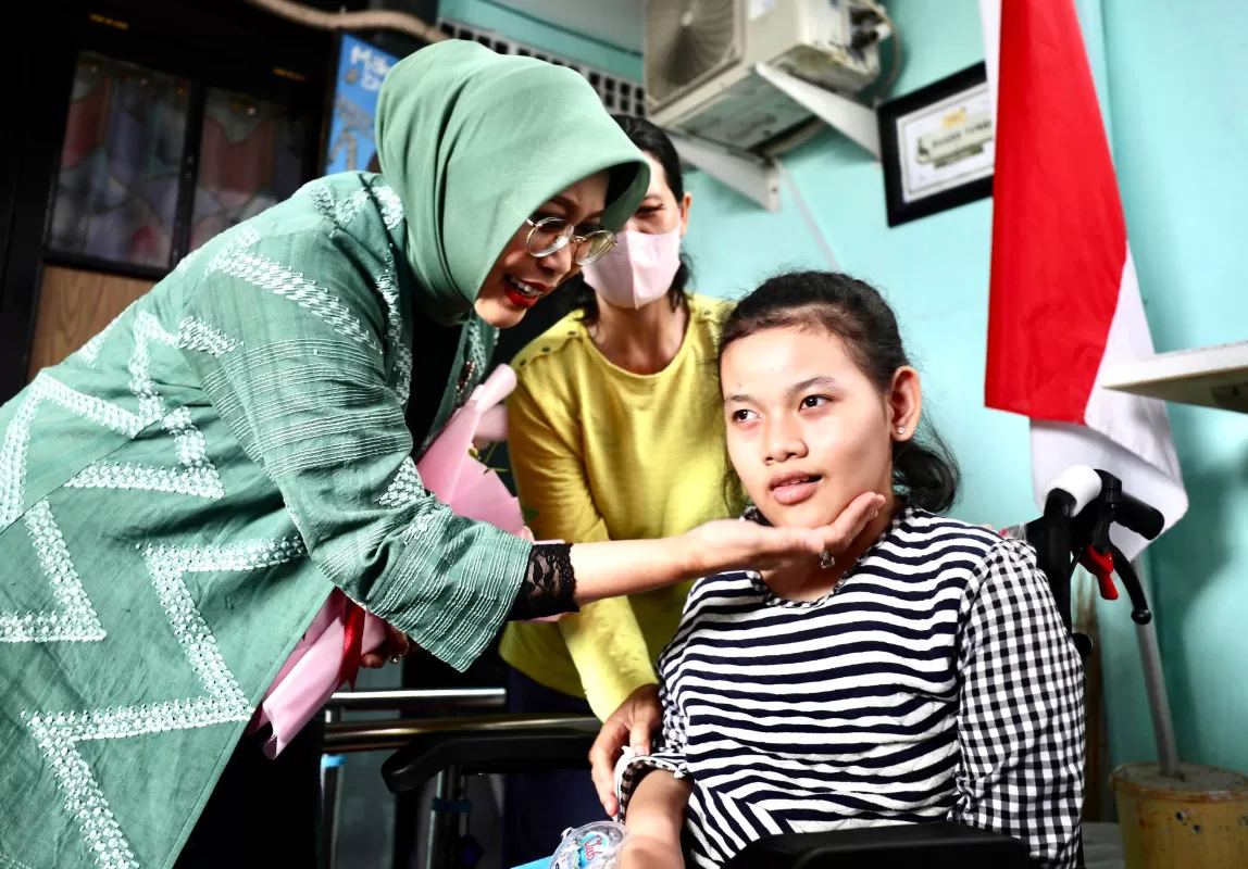 Fatma Gus Ipul menyerahkan bantuan kursi roda untuk anak disabilitas di Yayasan Sahabat Gempita.(Foto: dok. Kemensos)