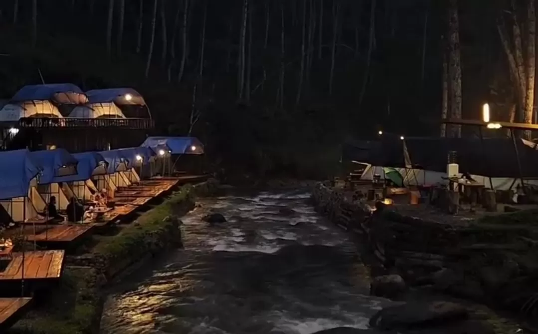 Suasana menginap di pinggir sungai di Kampung Singkur, Pangalengan.(Foto: Instagram @kampungsingkurpangalengan)