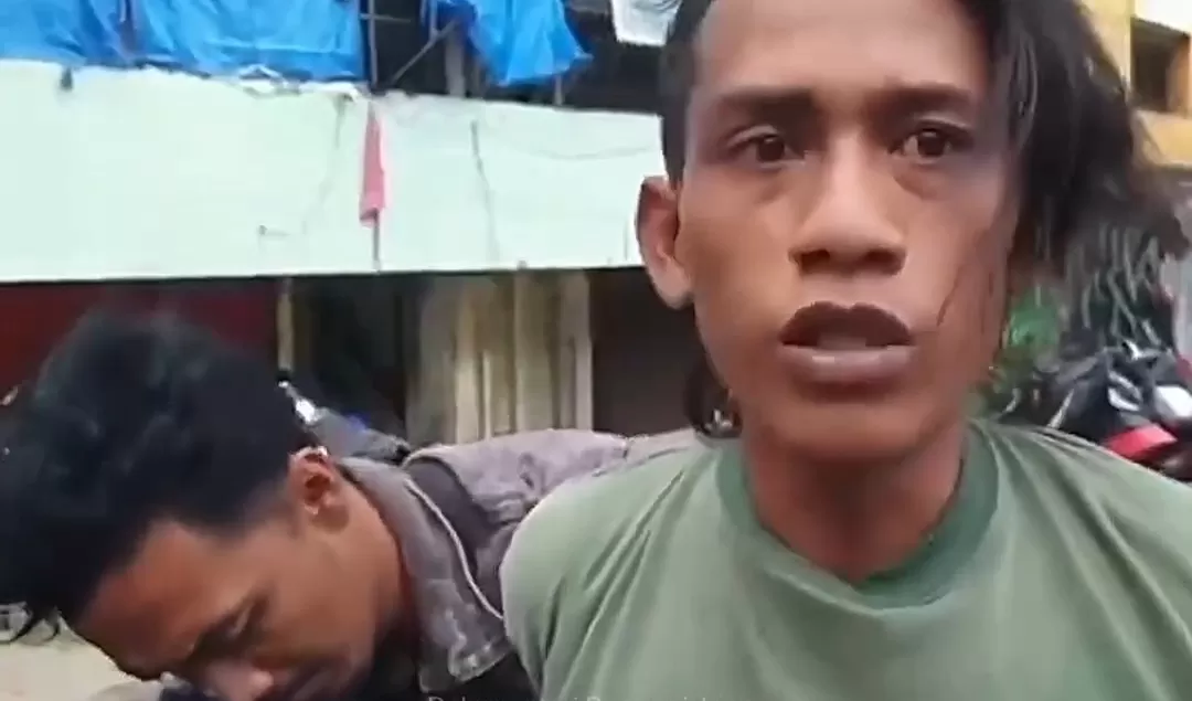 Salah satu juru parkir liar diamankan polisi usai pungut tarif tinggi dari pengunjung Pasar Tanah Abang. (Foto: Instagram @fakta.indo)