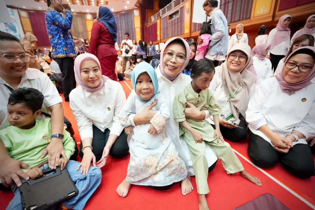 Fatma Gus Ipul menyapa hangat anak-anak penyandang penyakit langka di acara sarasehan Kemensos. (Foto: Dok. Kemensos)
