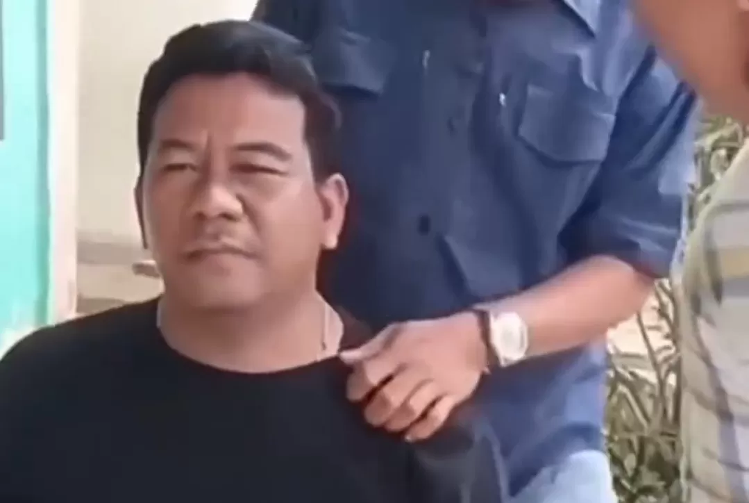 Pria berkaos hitam yang menghentikan kontraktor proyek pagar sekolah di Cabangbungin.(Foto: Instagram @fakta.indo)