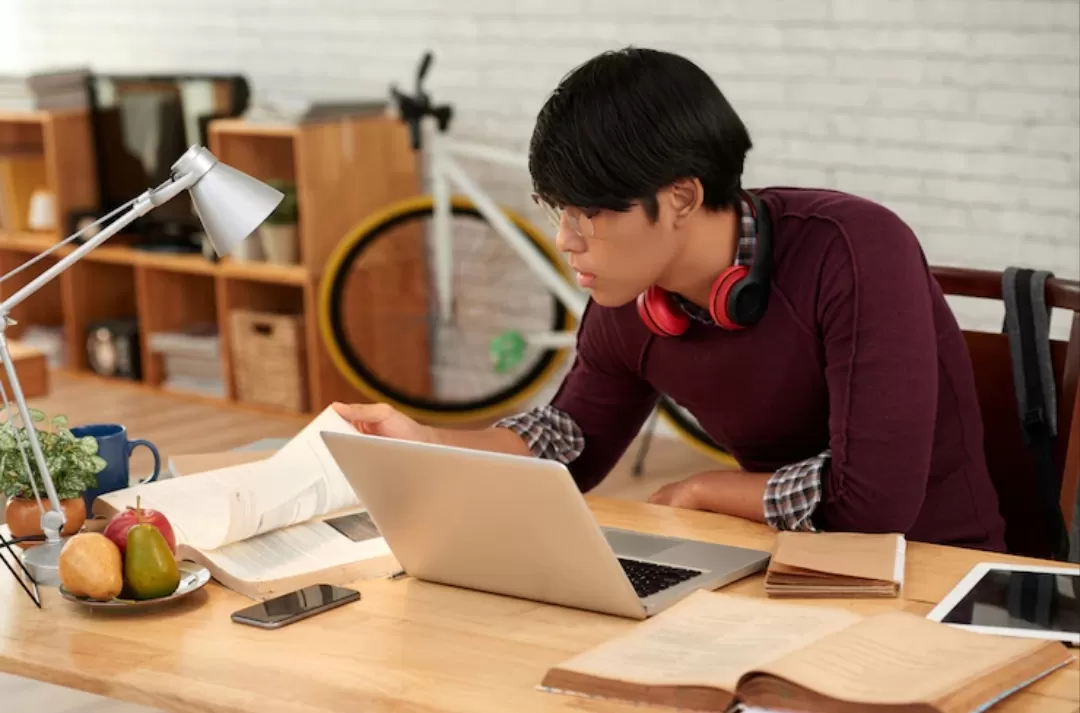 Ilustrasi. Gen Z belajar mandiri menggunakan teknologi digital seperti laptop, smartphone, dan kecerdasan buatan.(Foto: Freepik)