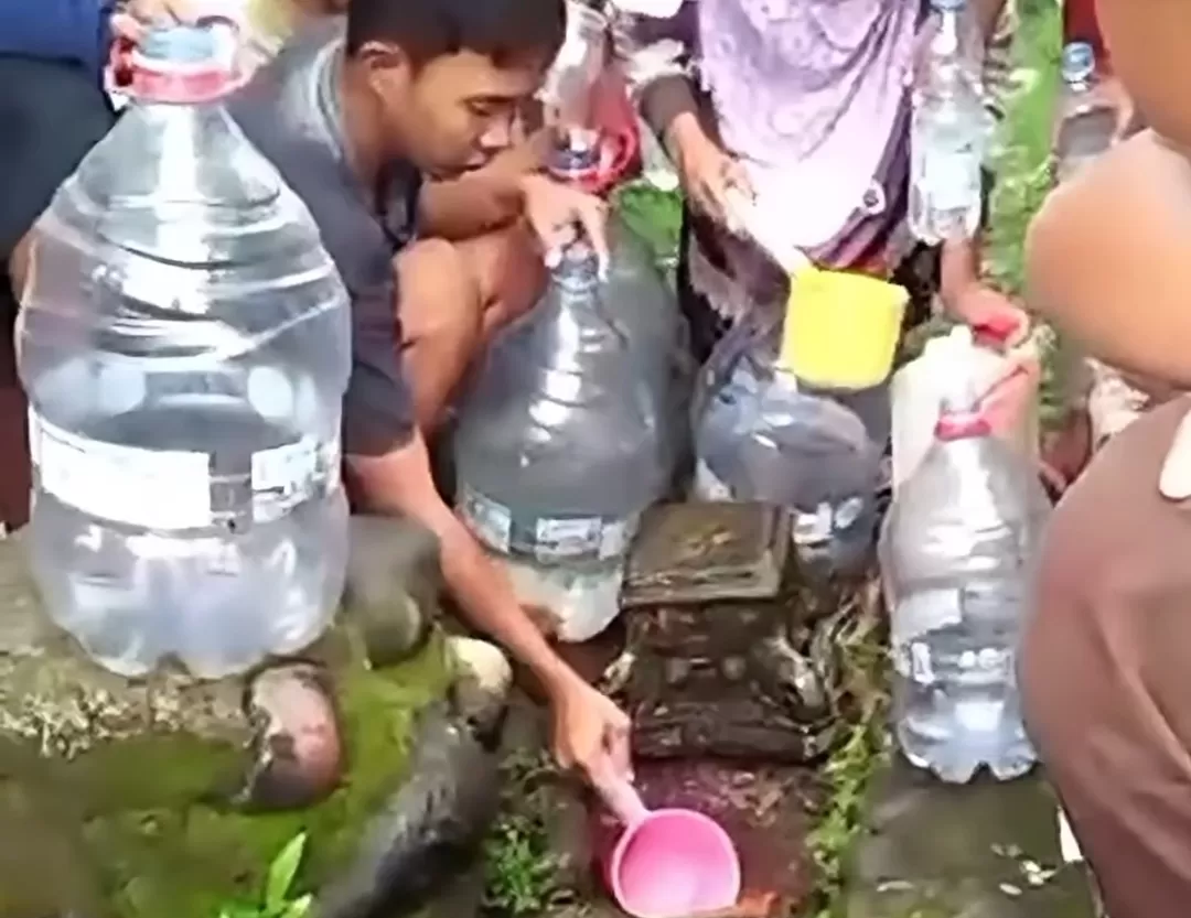 Warga antusias mengambil air jernih sebelum diketahui berasal dari pipa PDAM yang bocor.(Foto: Instagram @fakta.indo)