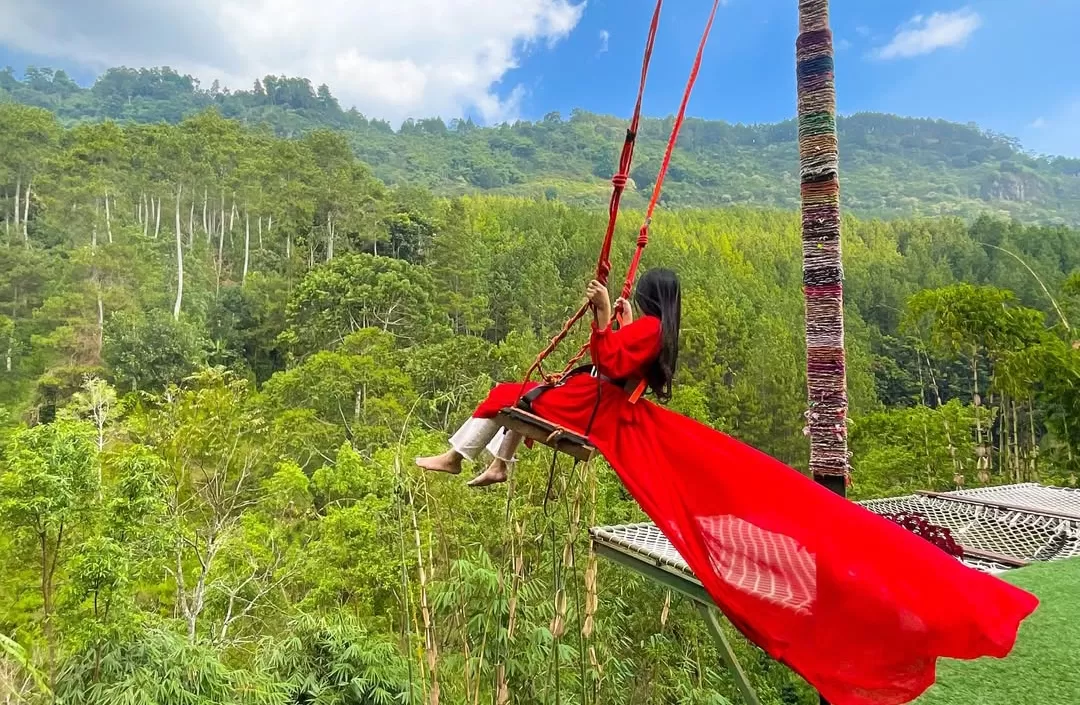 Salah satu spot untuk menikmati sensasi melayang di atas hamparan hutan pinus di The Lodge Maribaya.(Foto: Instagram @thelodgemaribaya)