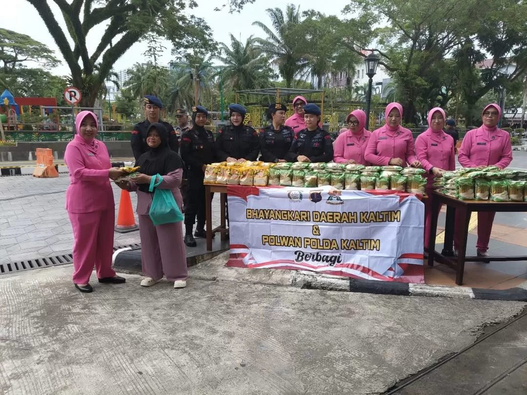Ketua Bhayangkari Kaltim serahkan bantuan langsung kepada warga Klandasan Ulu.(Foto: dok. TBNews)  