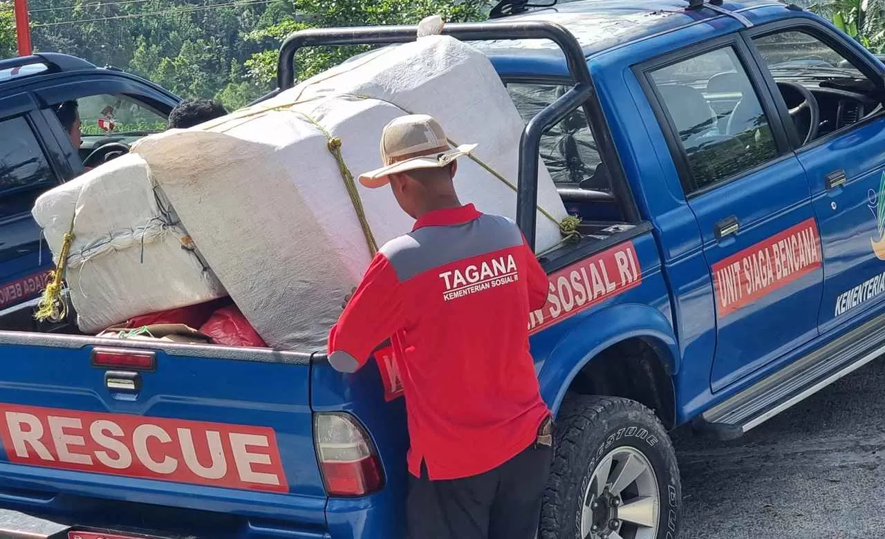 Petugas mendistribusikan bantuan dapur untuk warga terdampak tanah bergerak di Brebes.(Foto: dok. Kemensos)