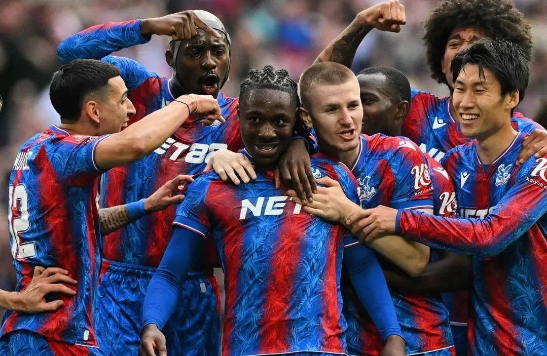 Eberechi Eze (tengah) merayakan gol pembuka Crystal Palace ke gawang Aston Villa di Stadion Wembley.(Foto: Instagram @cpfc)