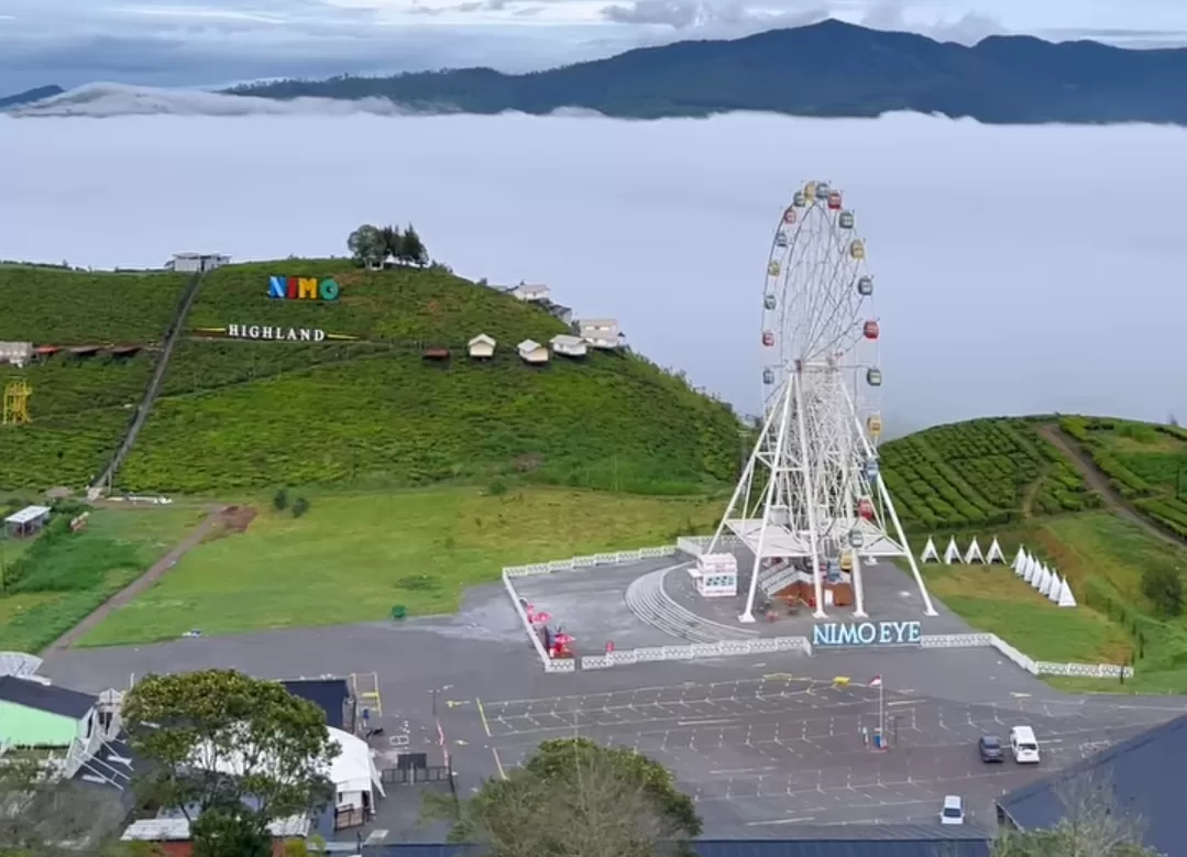 Nampak dari ketinggian keindahan Nimo Highland yang dikelilingi kebun teh asri.(Foto: Instagram @nimohighland)