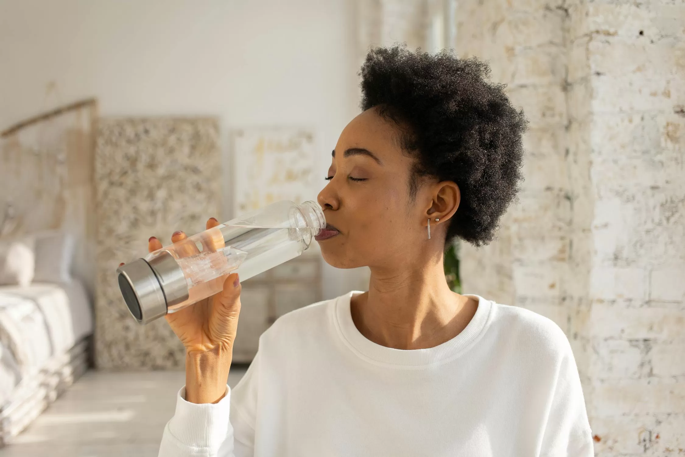 Ini alasan kenapa minum air putih setelah bangun tidur baik untuk tubuh. Bantu detoks alami dan segarkan organ. (Foto: Pexels)