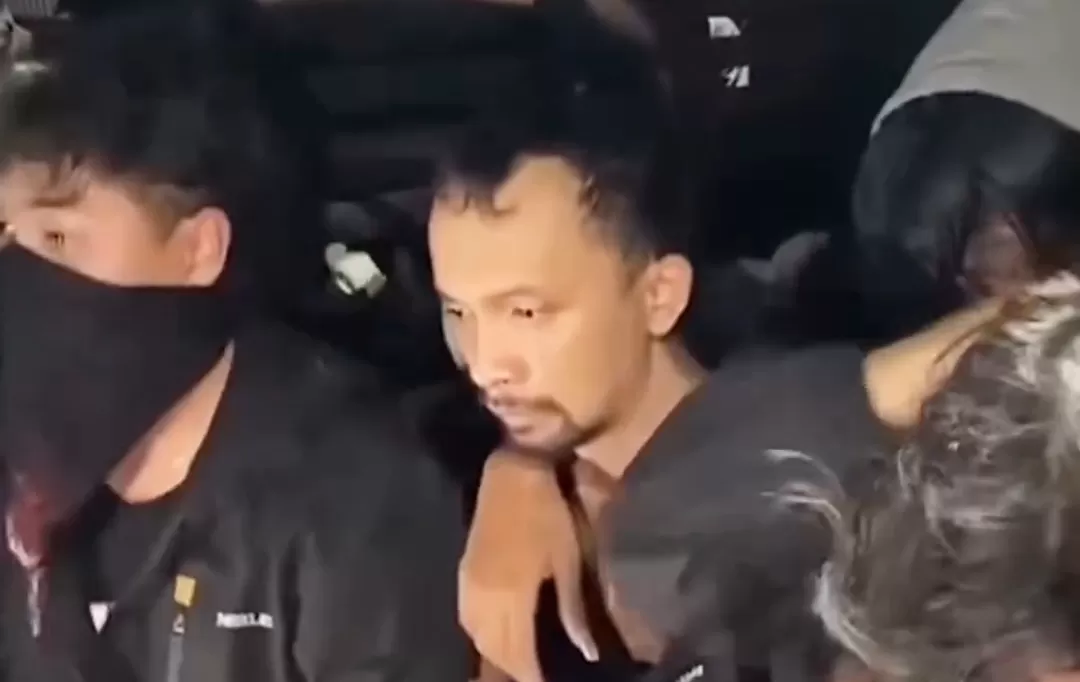 Petugas kepolisian (tengah) yang disandera saat aksi Hari Buruh yang berujung ricuh di Semarang.( Foto: Instagram @fakta.indo)