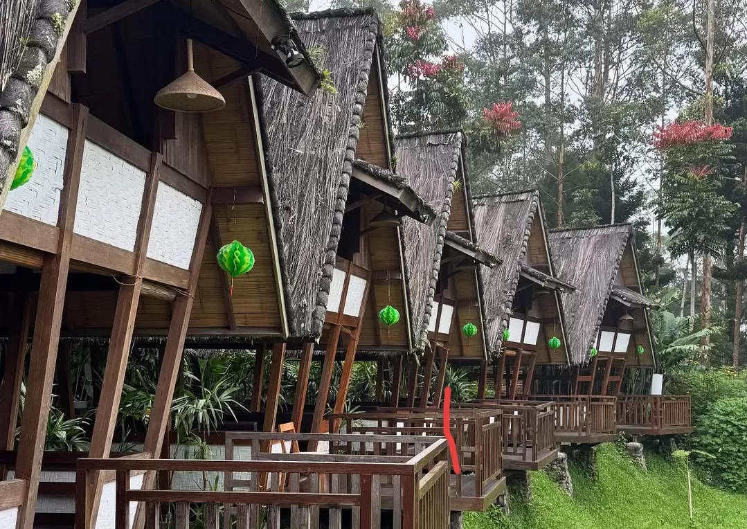 Cafe Lembur Urang di Dusun Bambu, tempat romantis dengan latar danau dan pegunungan.(Foto: Instagram @dusun_bambu)
