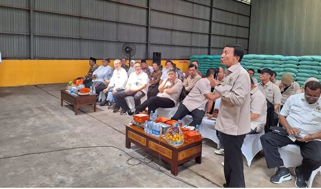 Komisi IV DPR RI saat kunjungan kerja ke gudang Bulog di Jombang, Jawa Timur.(Foto: Instagram @guntur.sasono)