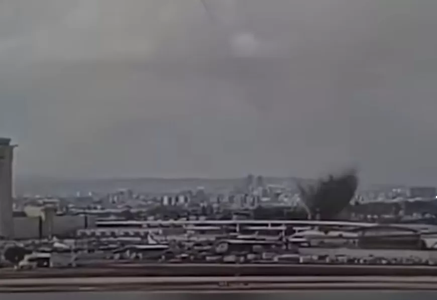 Asap mengepul di dekat Bandara Ben Gurion setelah hantaman rudal dari wilayah Yaman.(Tangkapan layar Instagram @midleeasteye)