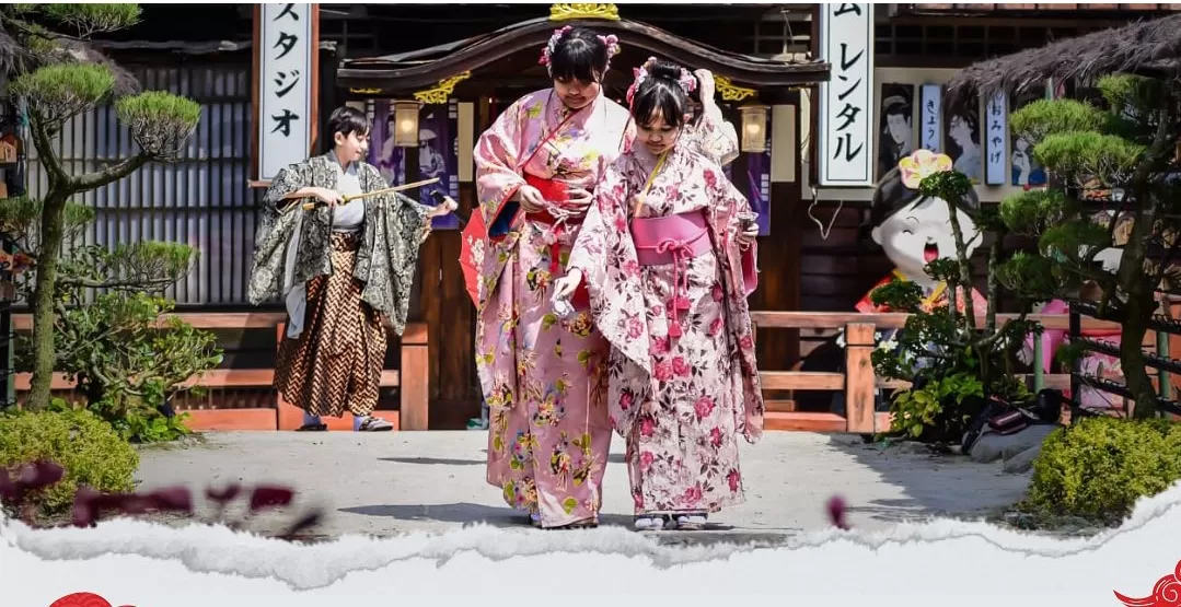 Pengunjung memakai kimono ala Jepang di Kyotoku Floating Market. (Foto: Instagram @kyotoku_floatingmarket)  