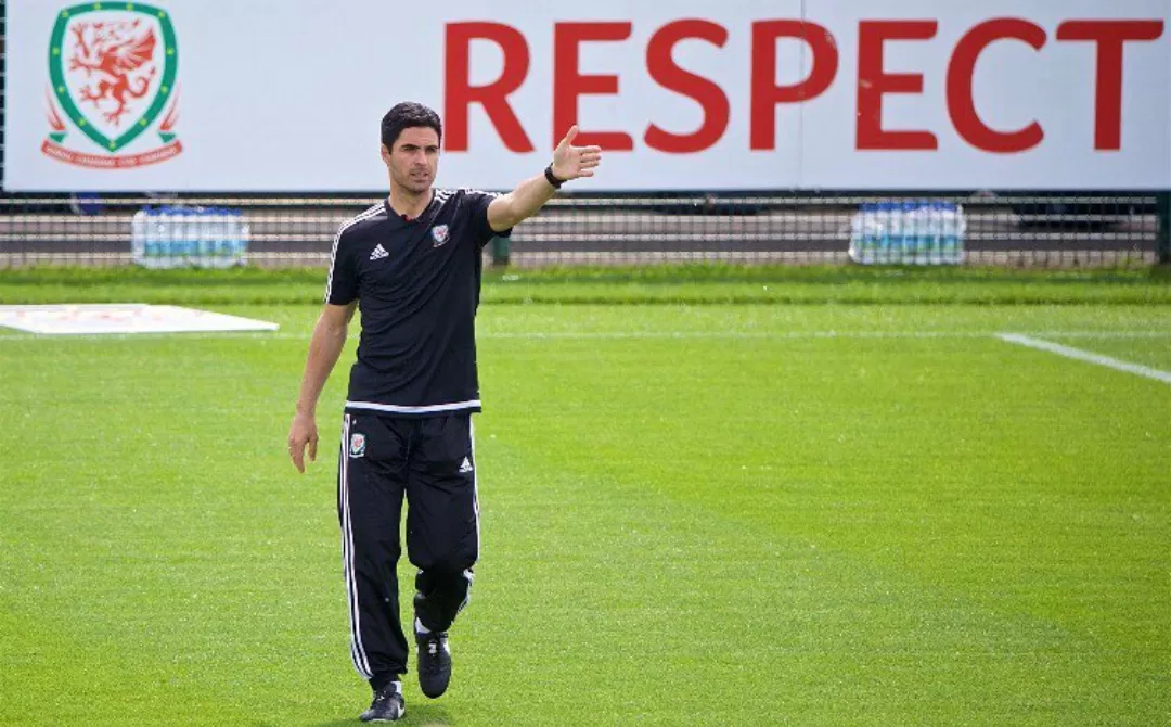 Ilustrasi. Mikel Arteta memberi instruksi serius kepada skuad Arsenal jelang duel krusial lawan PSG.(Foto: Instagram @mikelarteta)