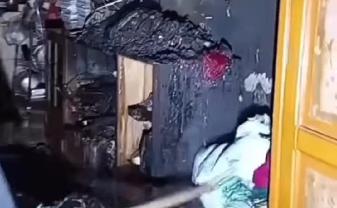 Warga menunjukkan lokasi kebakaran yang diduga dilakukan bocah pelaku pembakaran misterius.(Foto: Instagram @fakta.indo)