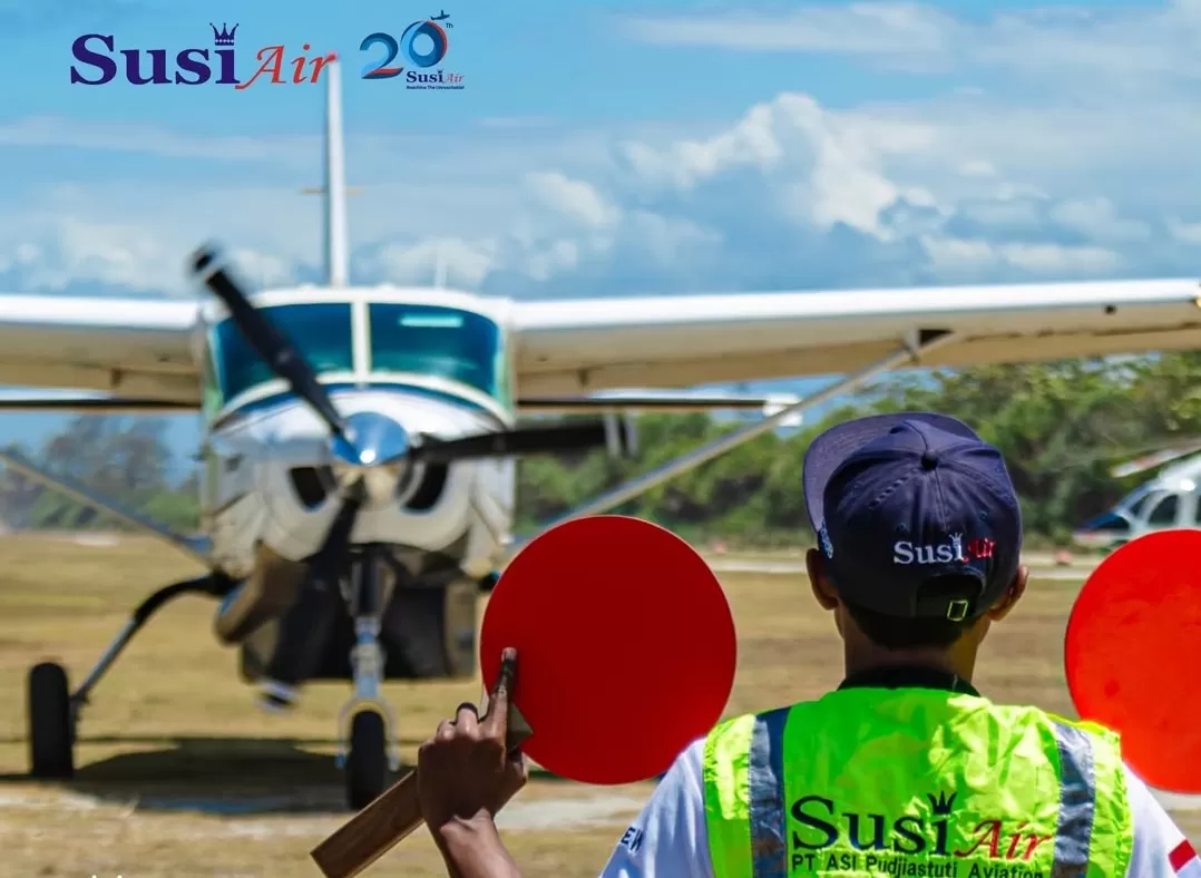 Suasana kerja tim Susi Air di bandara perintis wilayah timur Indonesia.(Foto: Instagram @susiairofficial)