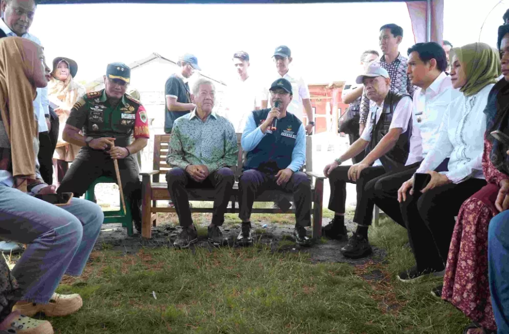 Gus Ipul berdialog dengan warga Eretan Kulon di lokasi pembangunan rumah relokasi nelayan.(Foto: dok. Kemensos)