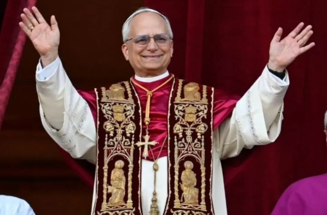 Paus Leo XIV menyapa umat dari balkon Basilika Santo Petrus usai terpilih.(Foto: Instagram @robert_prevosst)