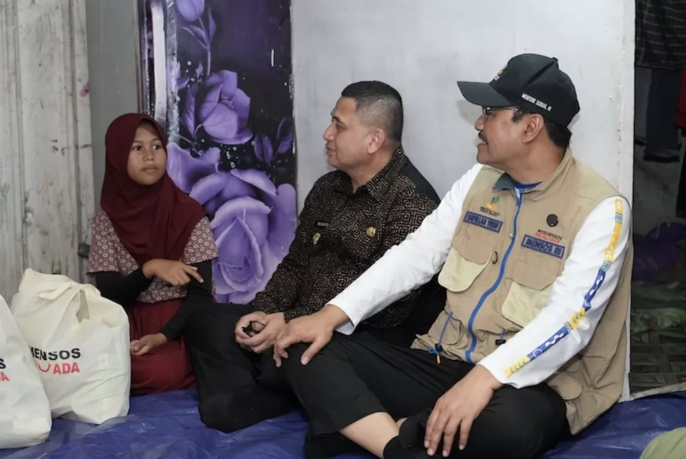 Gus Ipul meninjau rumah Naila bersama Wali Kota Makassar di Jalan Pandang 4.(Foto: Dik. Kemensos)