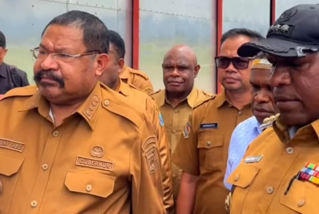 Gubernur Papua Pegunungan, John Tabo setelah meninjau lokasi yang terdampak banjir. (Foto: Instagram @johntaboofficial)