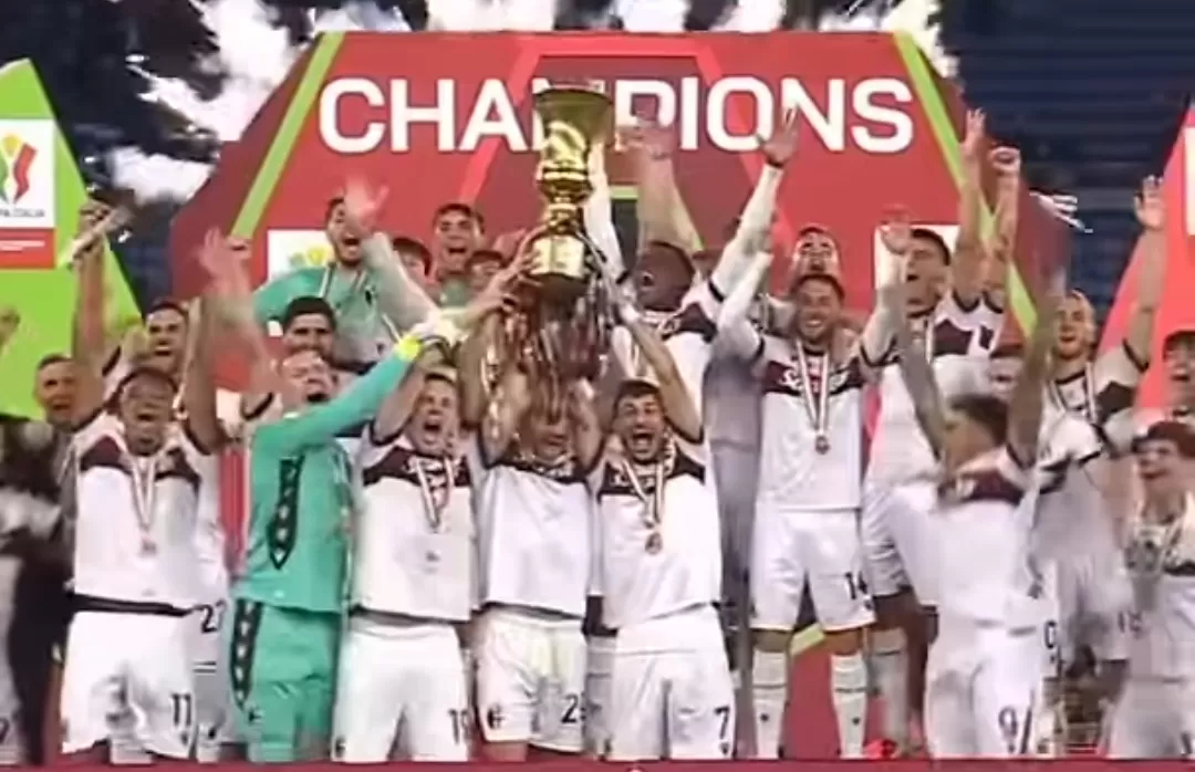 Skuad Bologna merayakan kemenangan bersejarah di final Coppa Italia 2025 di Stadio Olimpico.(Foto: Instagram @coppa_italia_official)
