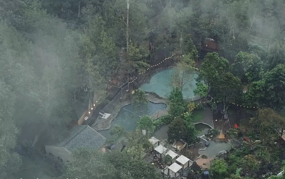 Suasana Nimo Jungle Hot Spring yang dikelilingi rimbunnya hutan Ciwidey.(Foto: Instagram @nimojungleciwidey)