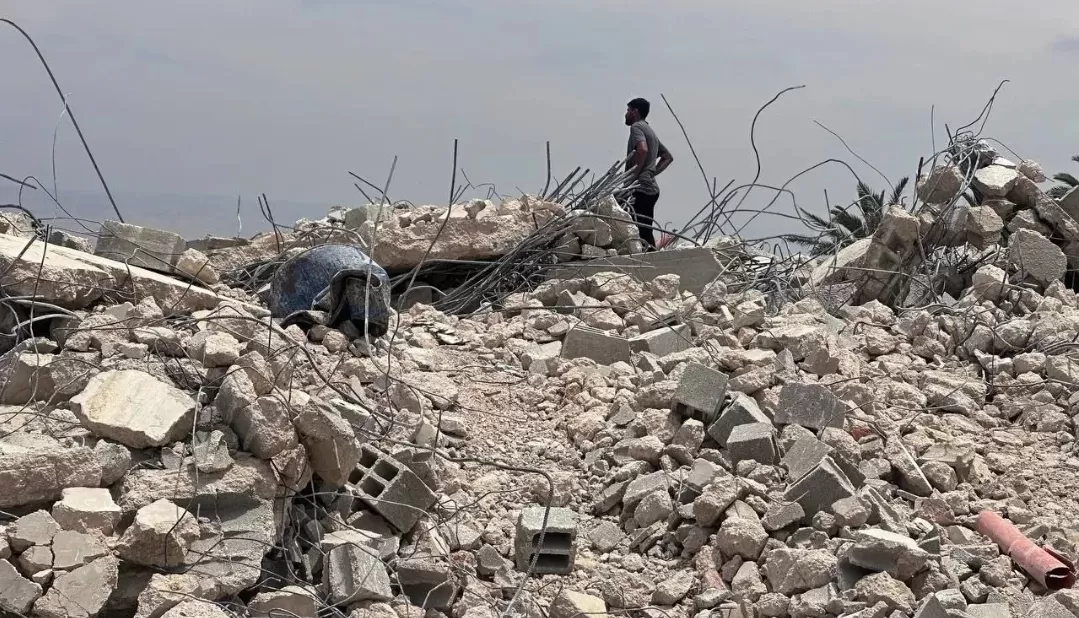 Warga mencari korban di reruntuhan bangunan yang hancur akibat serangan udara Israel di Gaza.(Foto: Instagram @gazaupdateindonesia)