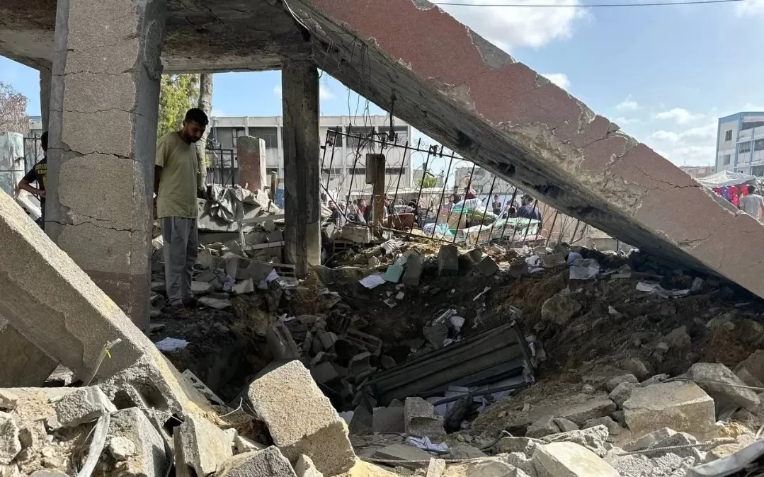 Warga mencari barang di reruntuhan sekolah yang dihantam serangan udara Israel di Gaza. (Foto: Instagram @gazaupdateindonesia)