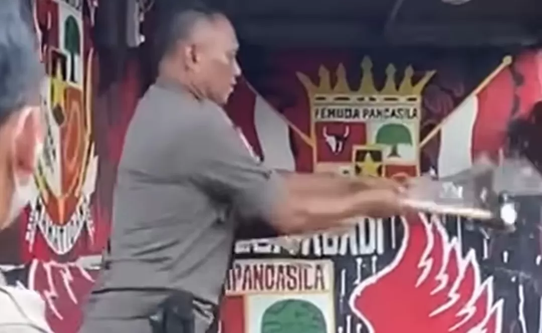 Petugas gabungan membongkar posko ormas ilegal di kawasan Jatimulya, Depok. (Foto: Instagram @fakta.indo)