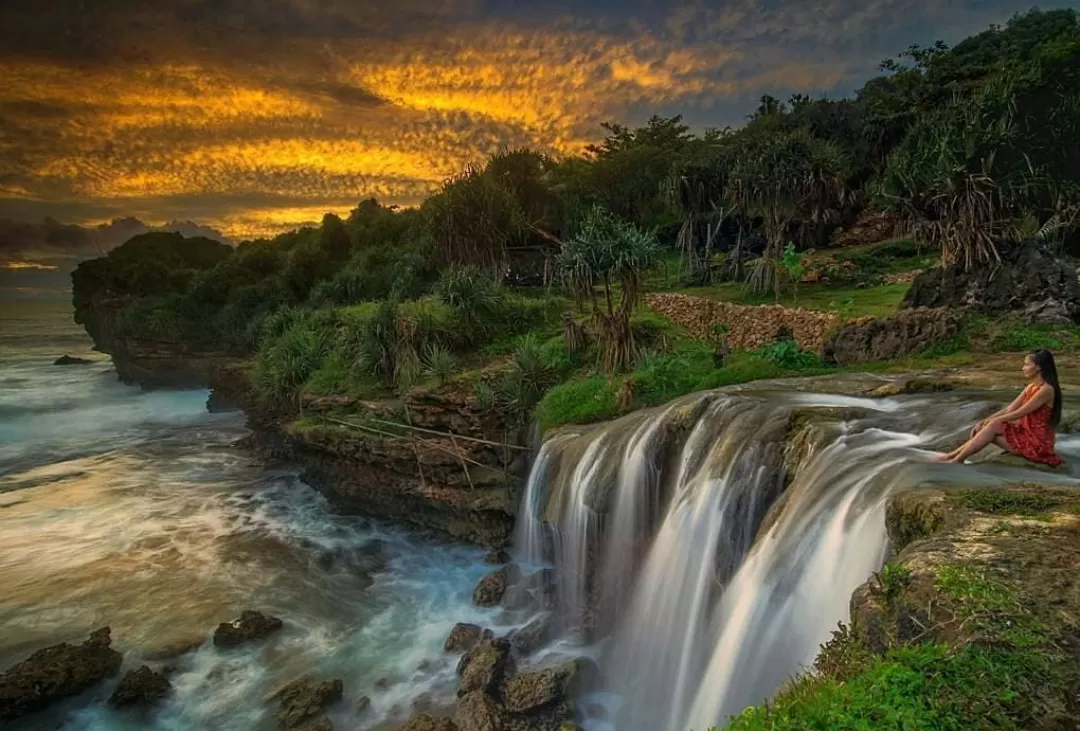 Air terjun Pantai Jogan jatuh dari tebing langsung ke laut, menciptakan panorama menakjubkan. (Foto: Instagram @pantai_jogan)