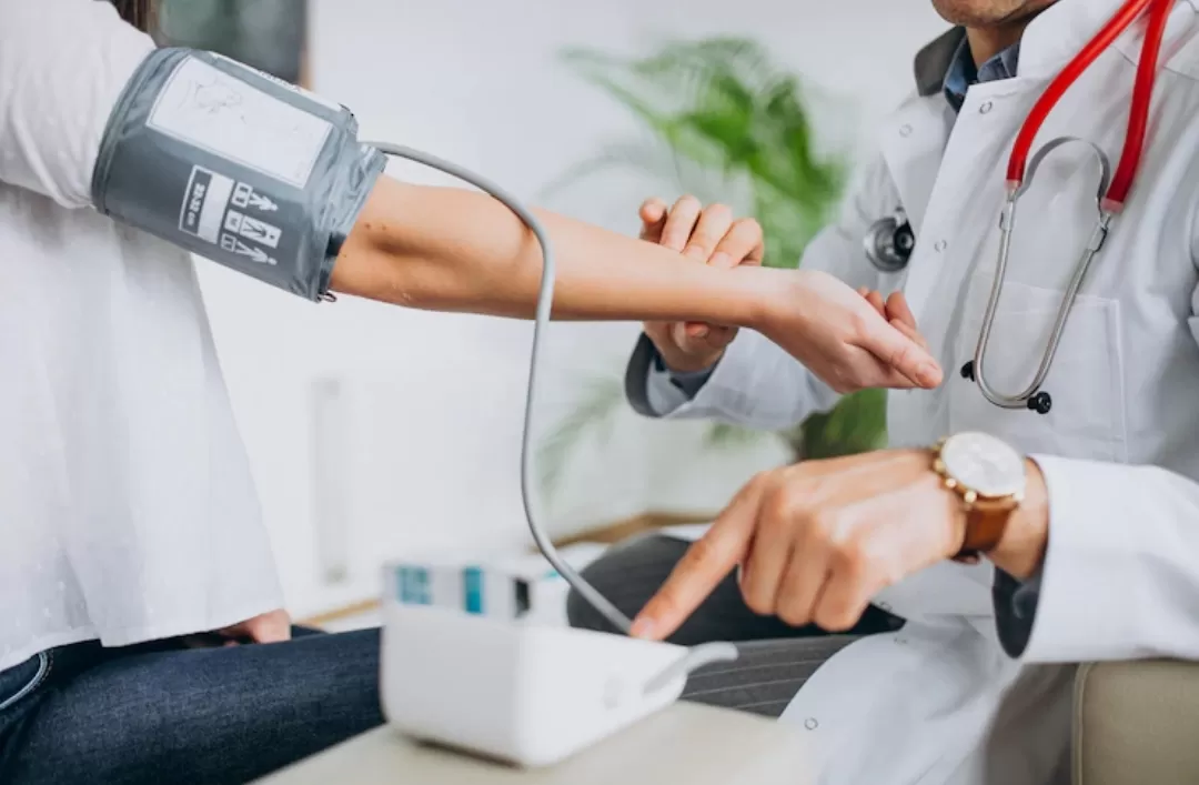 Ilustrasi. Pemeriksaan tekanan darah sebagai upaya deteksi dini risiko stroke usia muda. (Foto: Freepik)