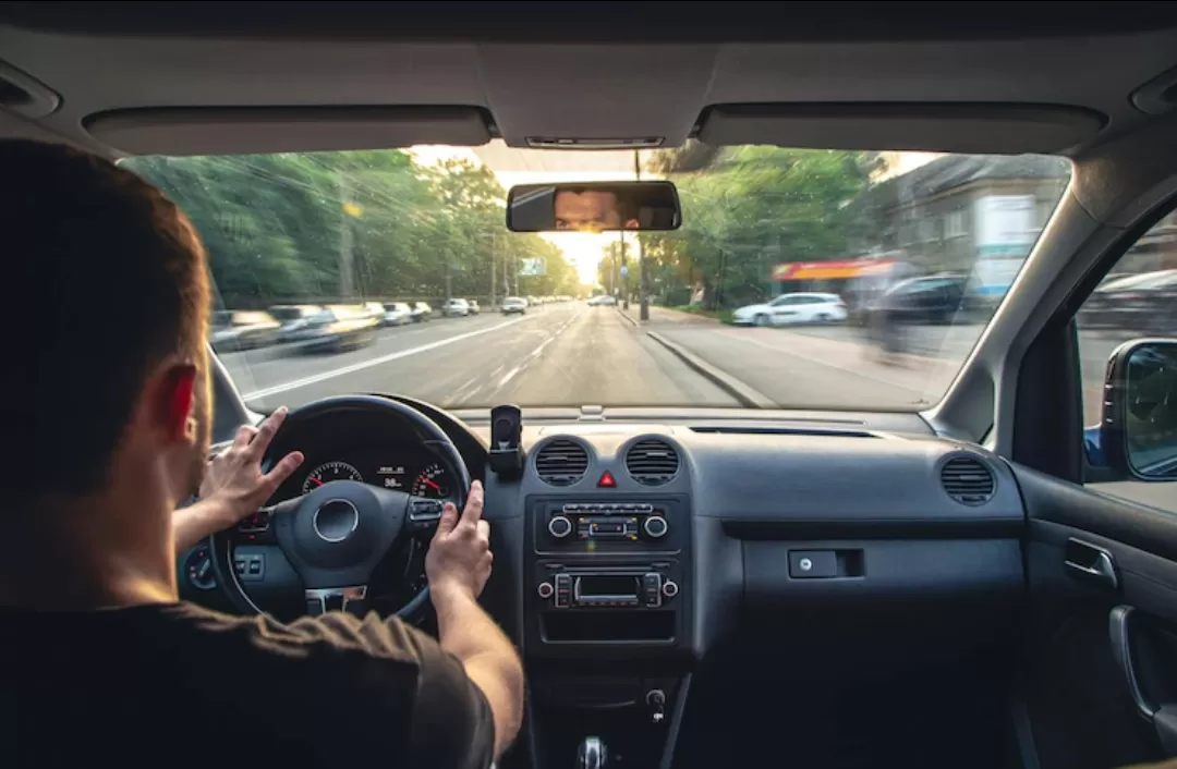 Ilustrasi. Mobil bergetar di jalan tol saat melaju dalam kecepatan tinggi. (Foto: Freepik)