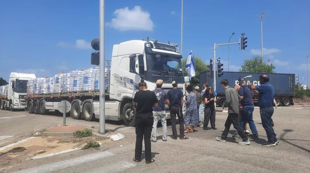 Penduduk Israel manghalangi bantuan yang akan masuk ke Gaza. (Foto: Instagram @eye.on.palestine)