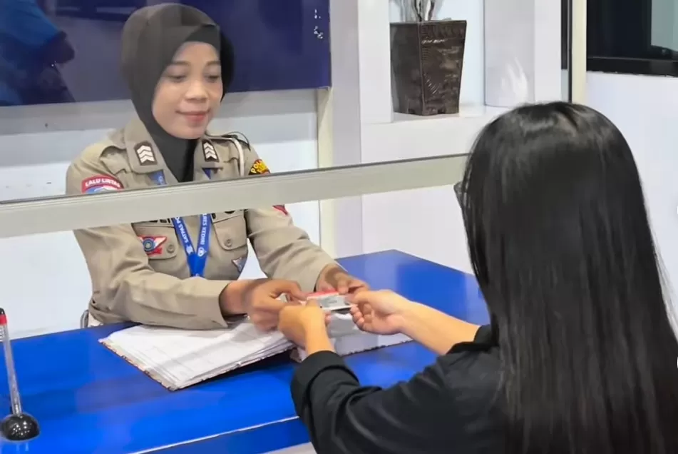 Petugas Satpas membantu warga dalam proses pendaftaran SIM mobil dengan pelayanan cepat dan ramah. (Foto: Instagram @satpasreskediri)