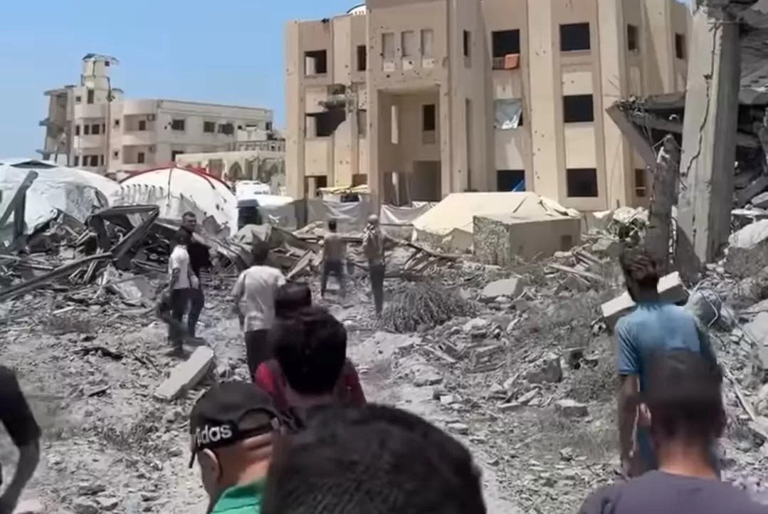 Warga mencari korban di reruntuhan rumah yang hancur akibat serangan udara Israel di Gaza.(Foto: Instagram @eye.on.palestine)