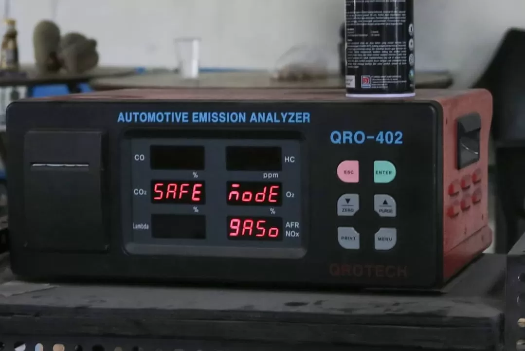 Alat uji emisi pada kendaraan untuk memantau tingkat polusi gas buang. (Foto: Instagram @bengkelharrismobil)