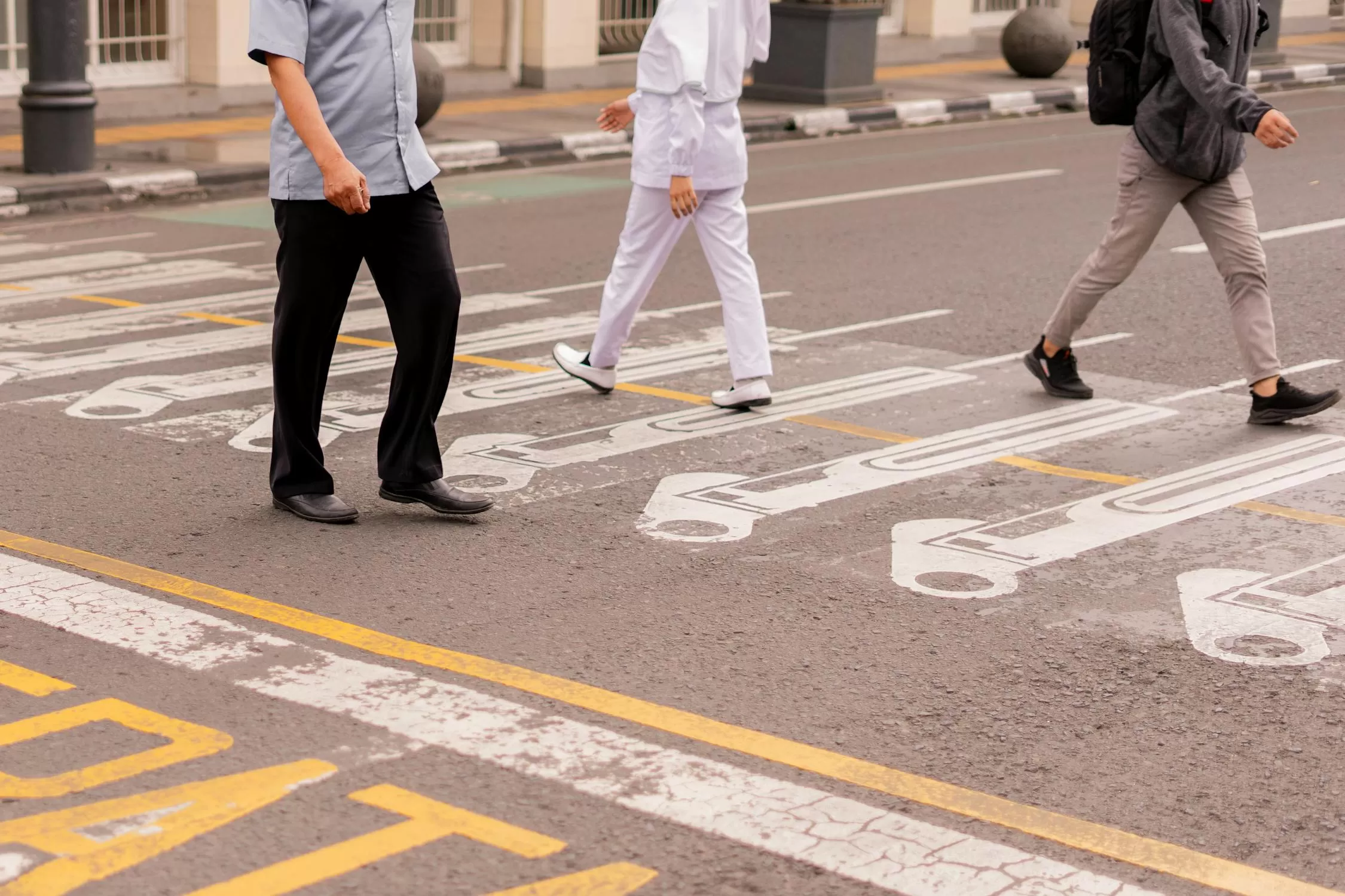 Jalan kaki 30 menit setiap hari bantu turunkan berat badan dan jaga kesehatan jantung tanpa olahraga berat. (Foto: Pexels)