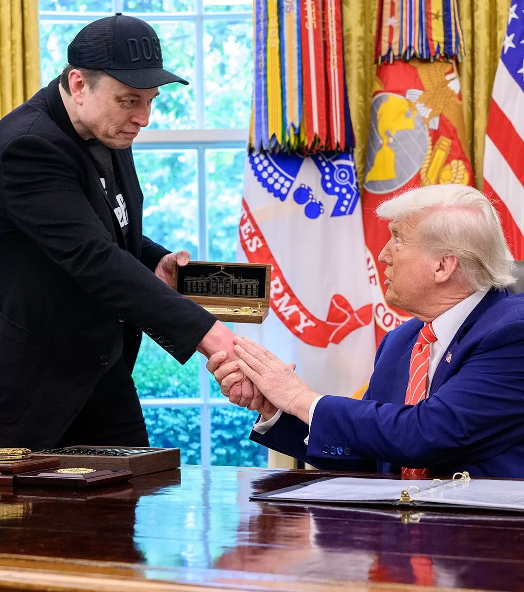 Trump dan Musk bersalaman di Oval Office sebelum pecah kongsi. (Foto: Instagram @potus)