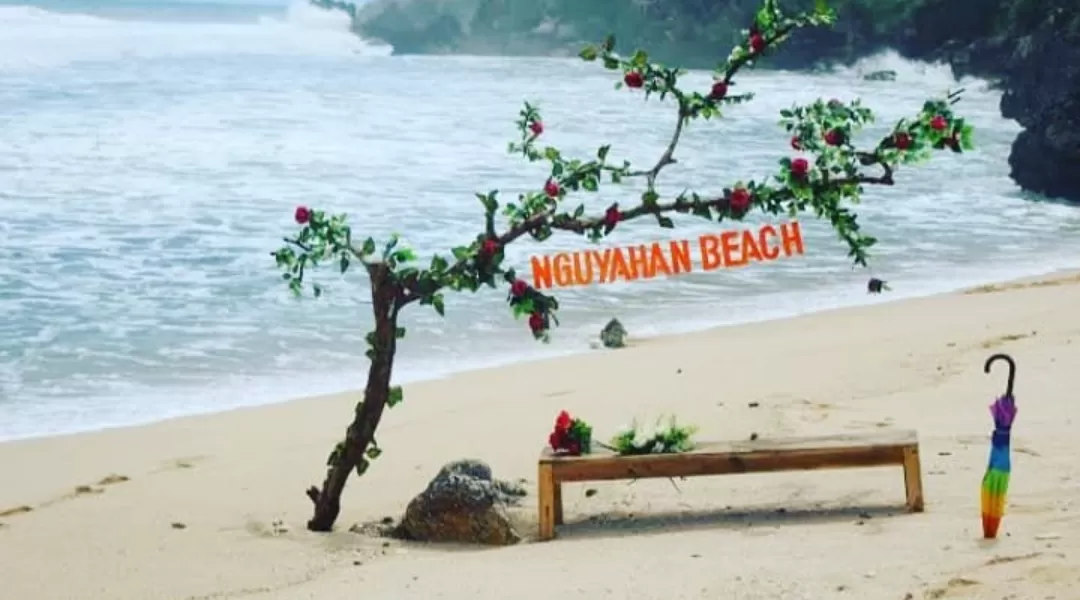 Hamparan pasir putih dan tebing hijau menjadi ciri khas indahnya Pantai Nguyahan. (Foto: Instagram @pantai_nguyahan_)