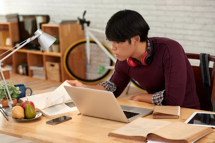 Ilustrasi. Gen Z lembur di depan laptop tanpa hasil kerja yang memuaskan. (Foto: Freepik)