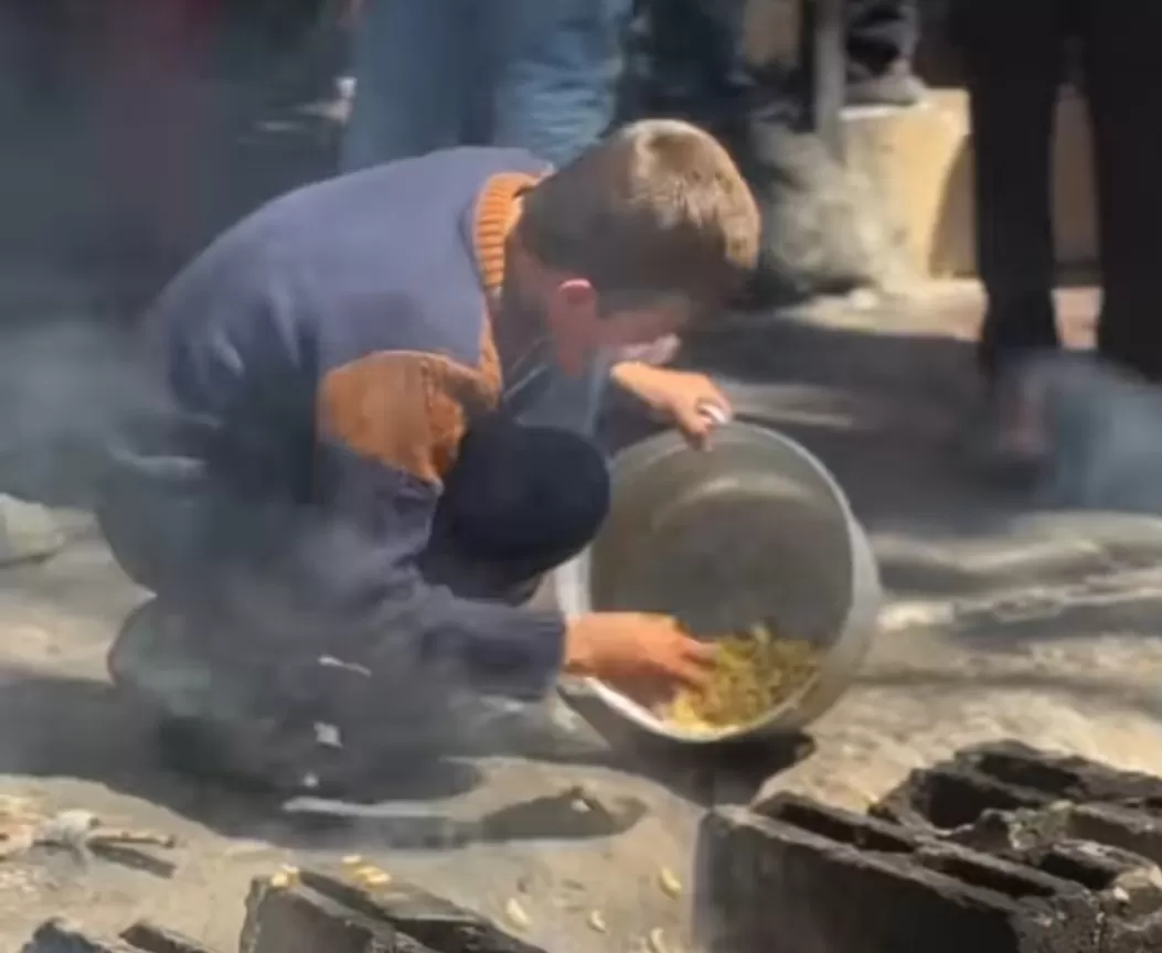 Sorang anak di Gaza mengais makanan yang terjatuh untuk bertahan hidup. (Foto: Instagram @eye.on.palestine)