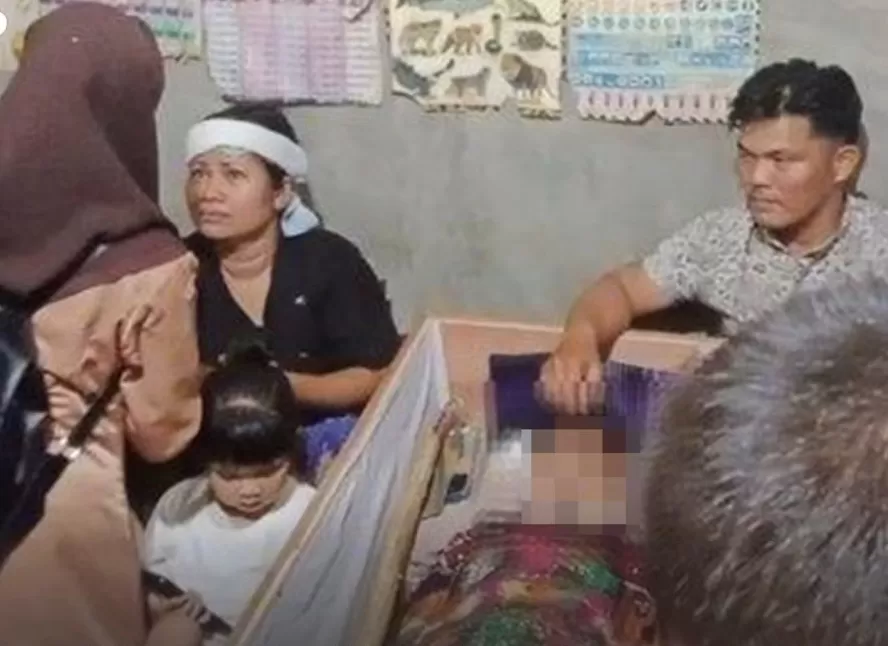 Keluarga korban mendampingi jenazah KB sebelum dimakamkan di kampung halamannya.(Foto: tangkapan layar Instagram @fakta.indo)