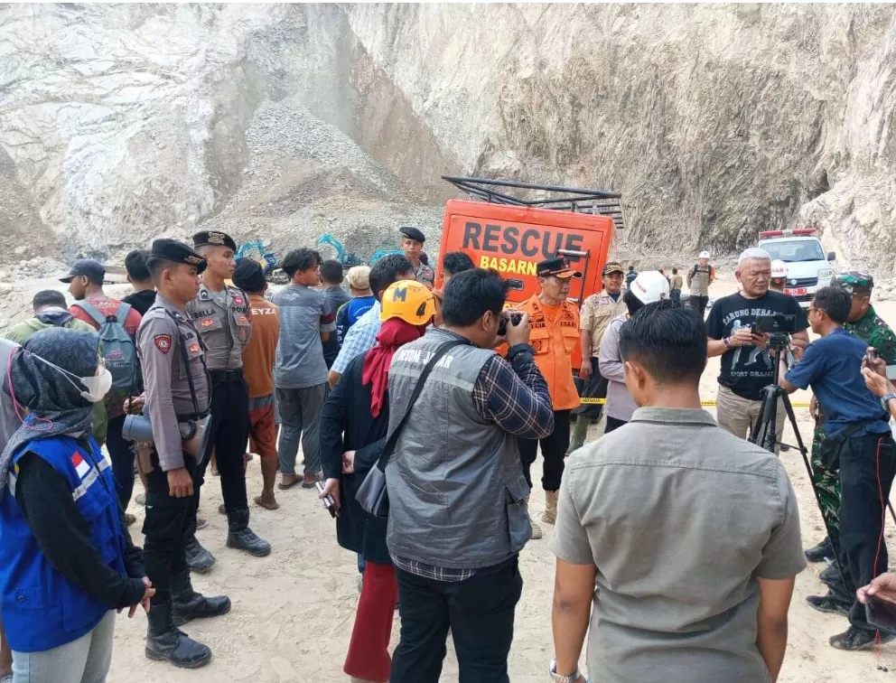 Petugas Tagana berkoodinasi untuk bantu logistik korban dan tim penyelamat di Cirebon. (Foto: dok. Kemensos)