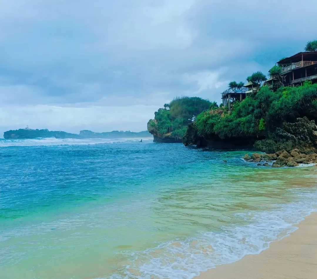 Jernihnya air laut, hamparan pasir putih nan bersih dan bikut kapur menjulang di Pantai Sadranan, Gunung Kidul. (Foto: Instagram @pantai_sadranan_gunungkidul)