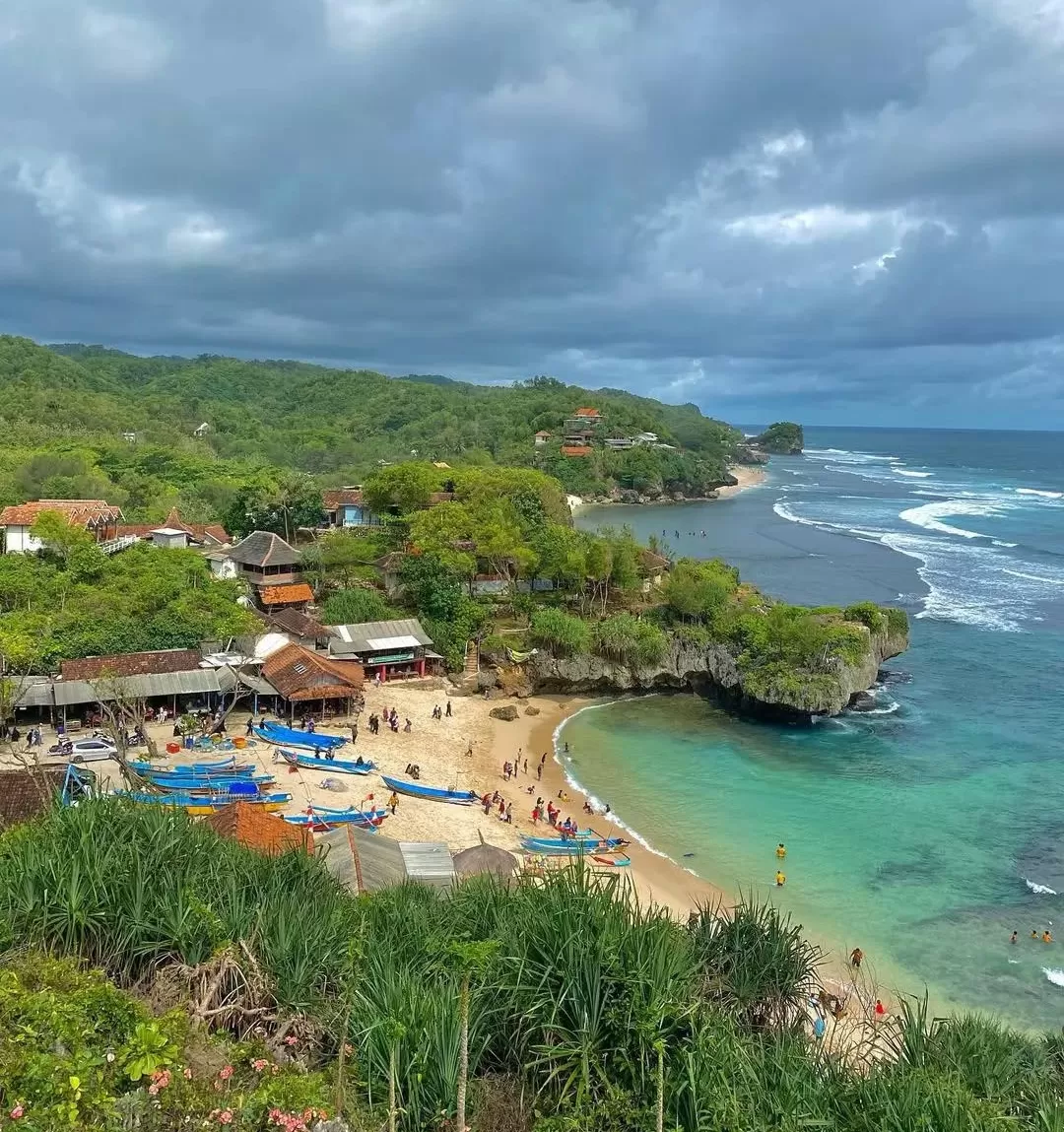 Nampak dari atas keindahan pantai Ngandong. (Foto: Instagram @pantai_ngandong)